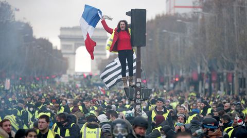 des-manifestants-gilets-jaunes-sur-les-champs-elysees-le-24-novembre-2018_6132368